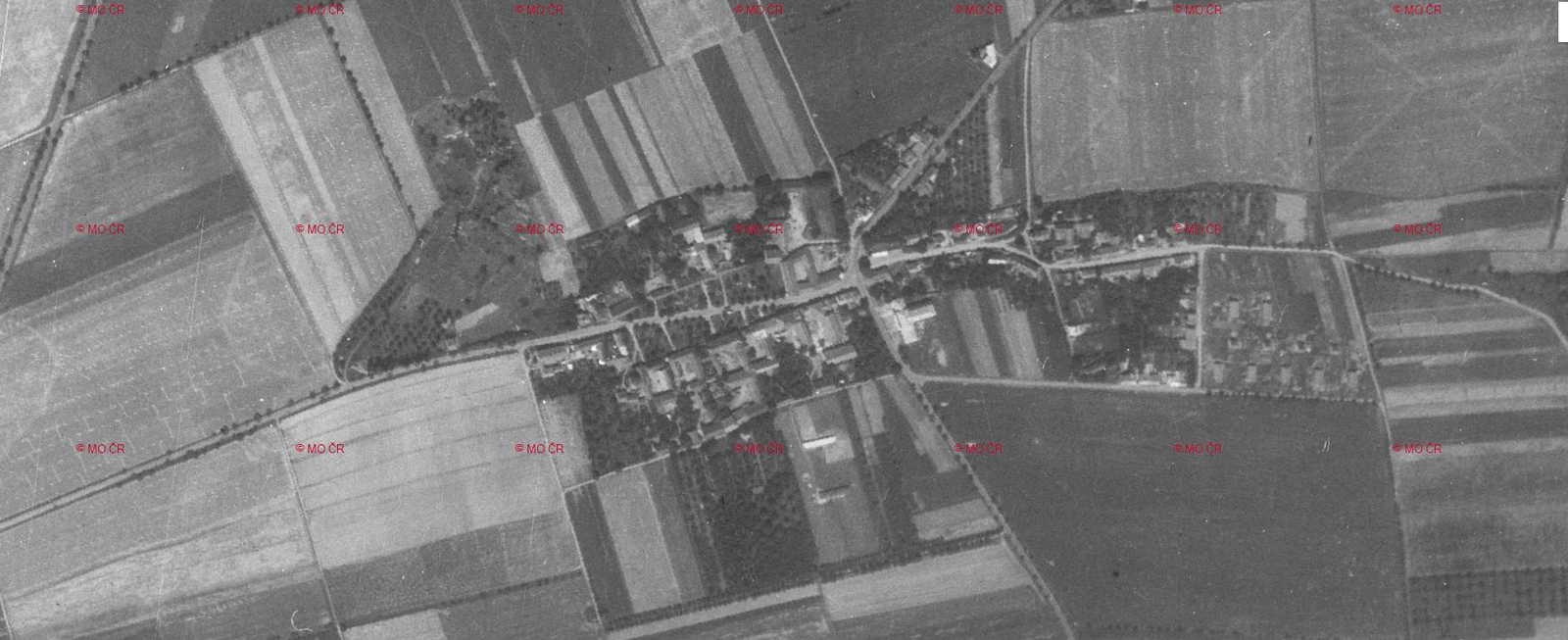OBEC TOVÉŘ-LETECKÉ SNÍMKOVÁNÍ 3.8.1954.png